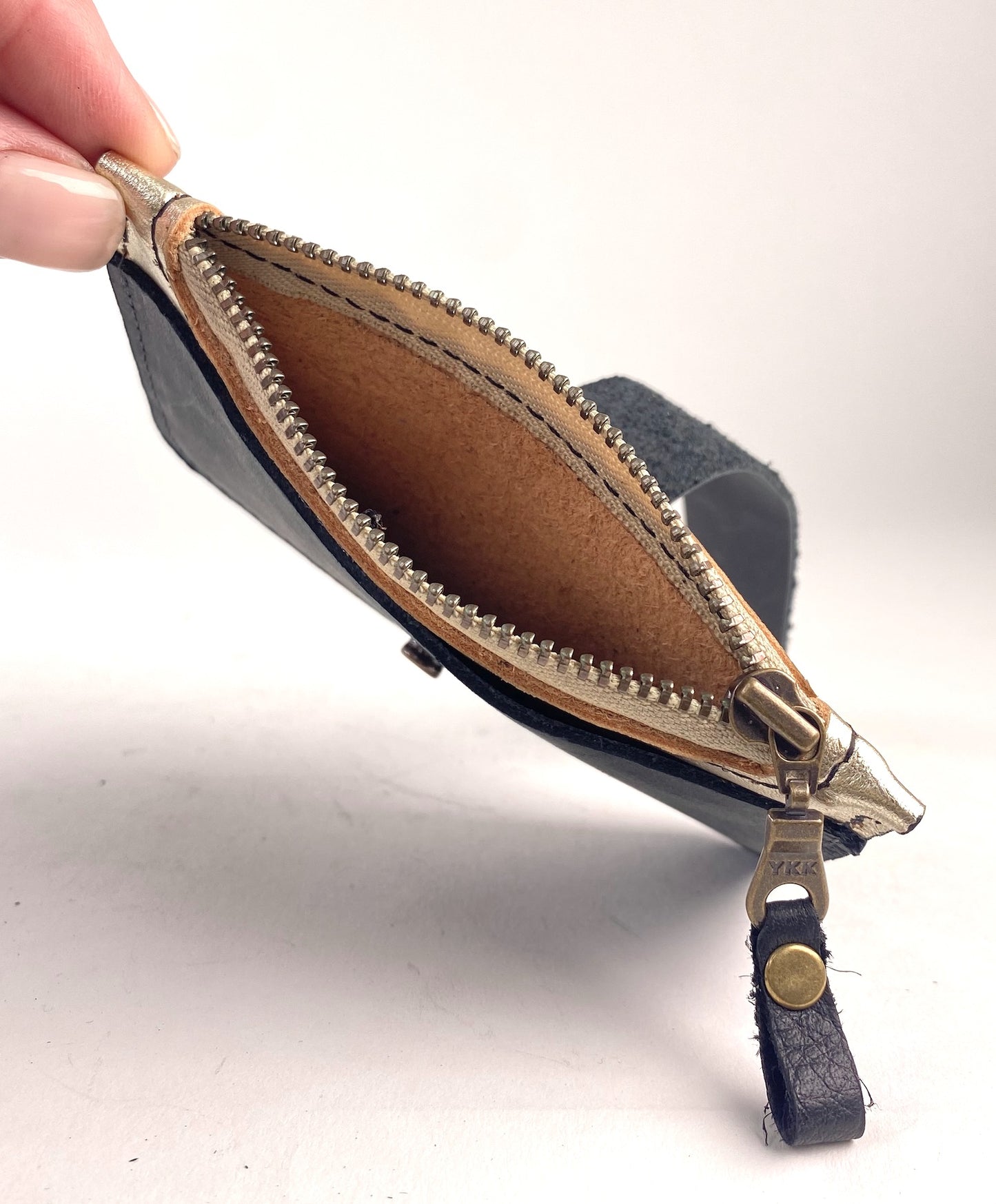 Credit-Card Guard Minimalist Leather Wallet in Black with Silver